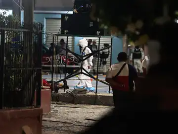 Forenses en el lugar donde fue asesinado el candidato mexicano Forenses en el lugar donde fue asesinado el candidato mexicano