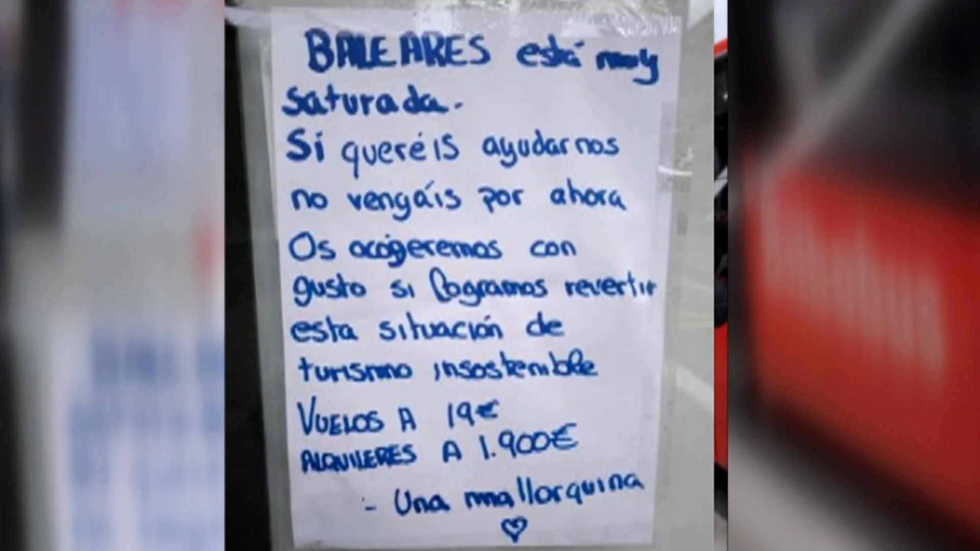 Cartel contra el turismo en una marquesina Cartel contra el turismo en una marquesina