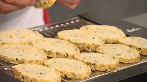 Corta 16 rebanadas de pan y tuéstalas en un tostador Corta 16 rebanadas de pan y tuéstalas en un tostador