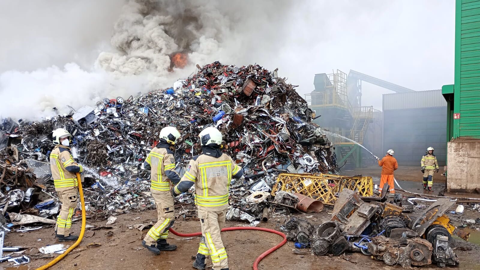 Un incendio en una empresa de reciclaje en Legutio (Álava) obliga a los vecinos a confinarse en sus casas