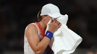 Iga Swiatek durante su partido de Roland Garros ante Naomi Osaka