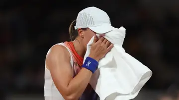 Iga Swiatek durante su partido de Roland Garros ante Naomi Osaka