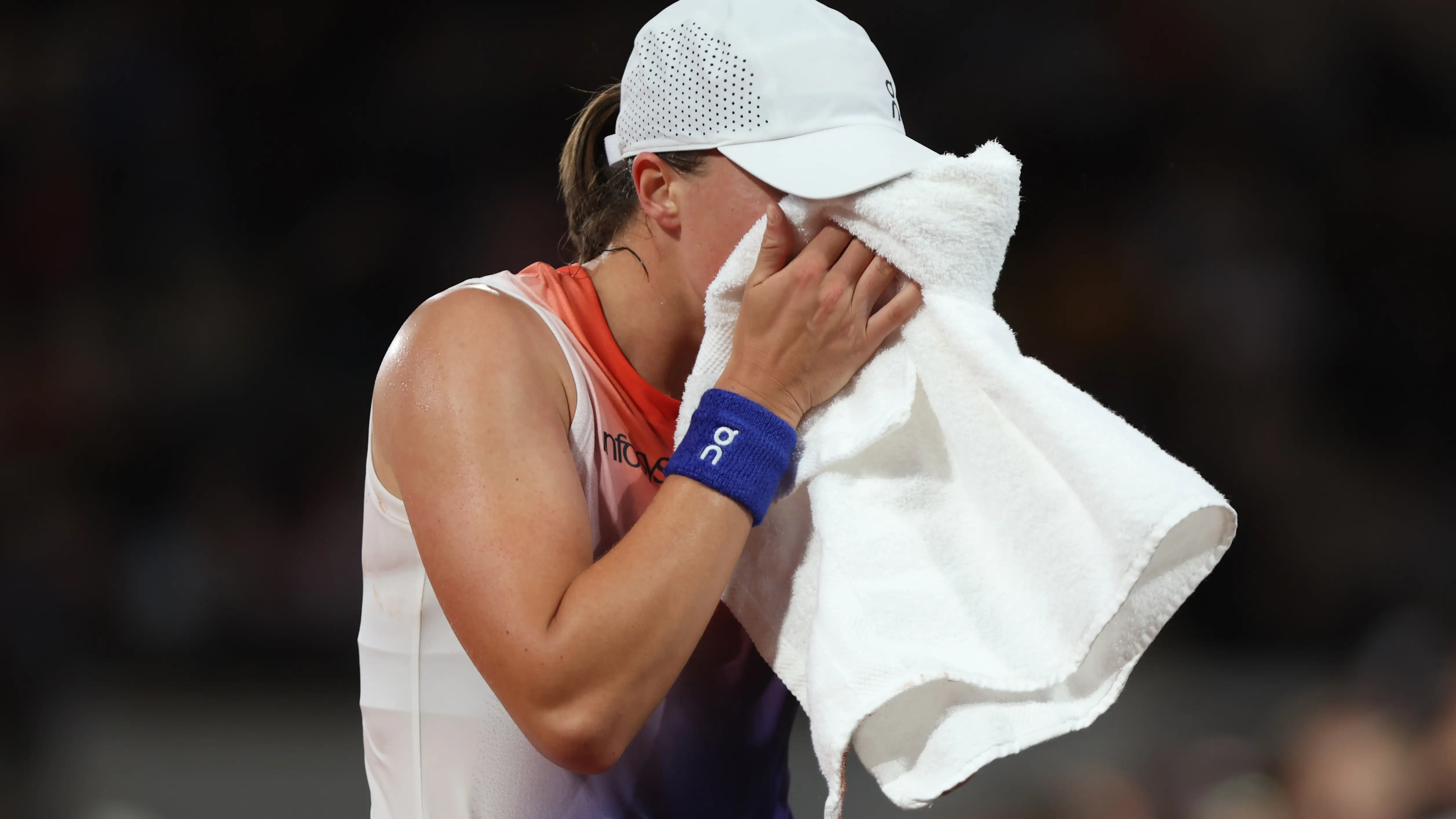Iga Swiatek durante su partido de Roland Garros ante Naomi Osaka