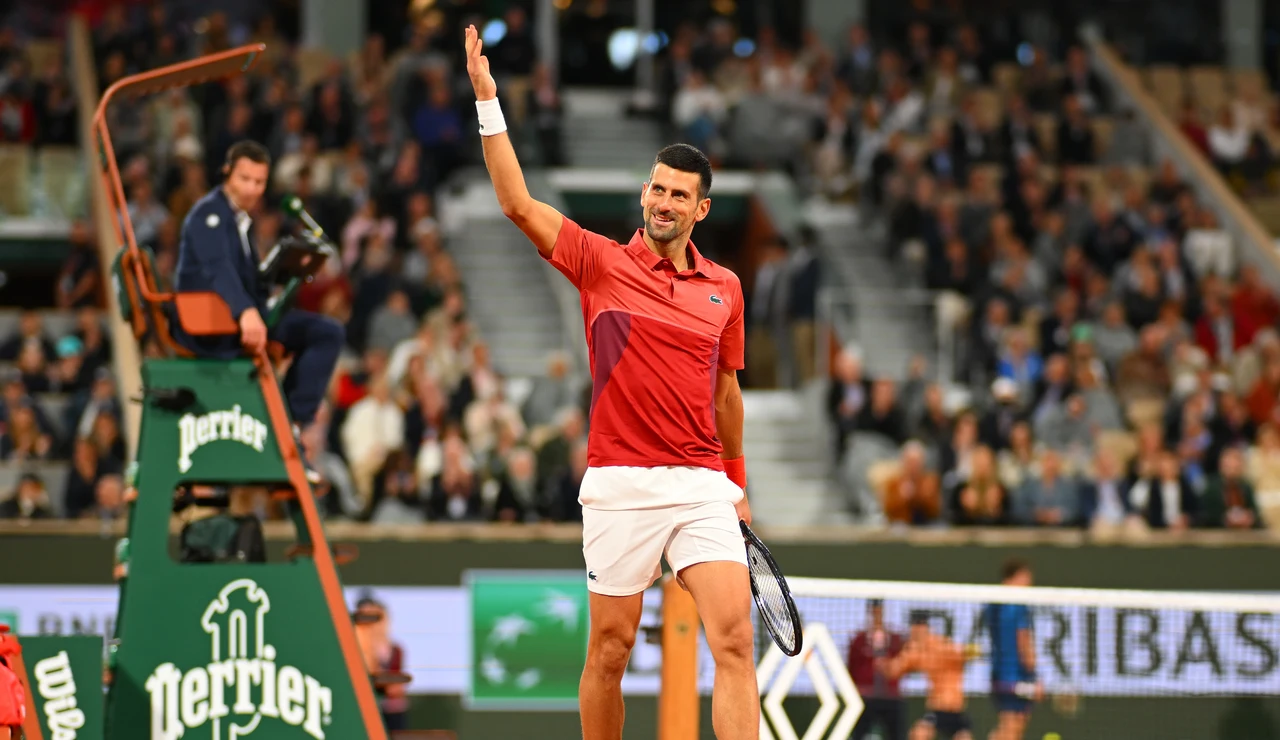 Novak Djokovic celebra un punto con la grada en su partido ante Carballés Baena