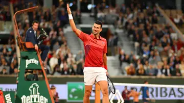 Novak Djokovic celebra un punto con la grada en su partido ante Carballés Baena