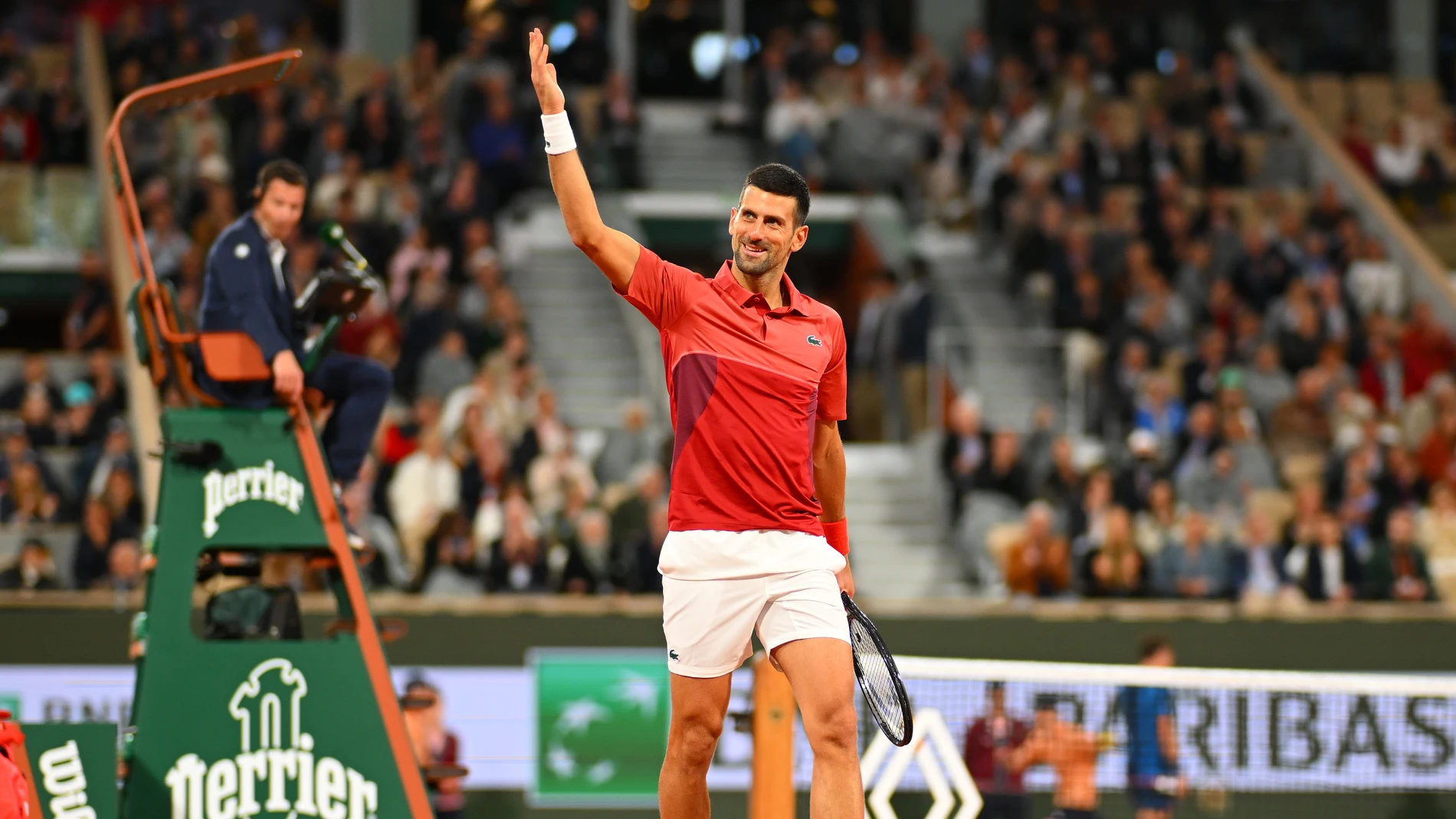 Novak Djokovic celebra un punto con la grada en su partido ante Carballés Baena Novak Djokovic celebra un punto con la grada en su partido ante Carballés Baena