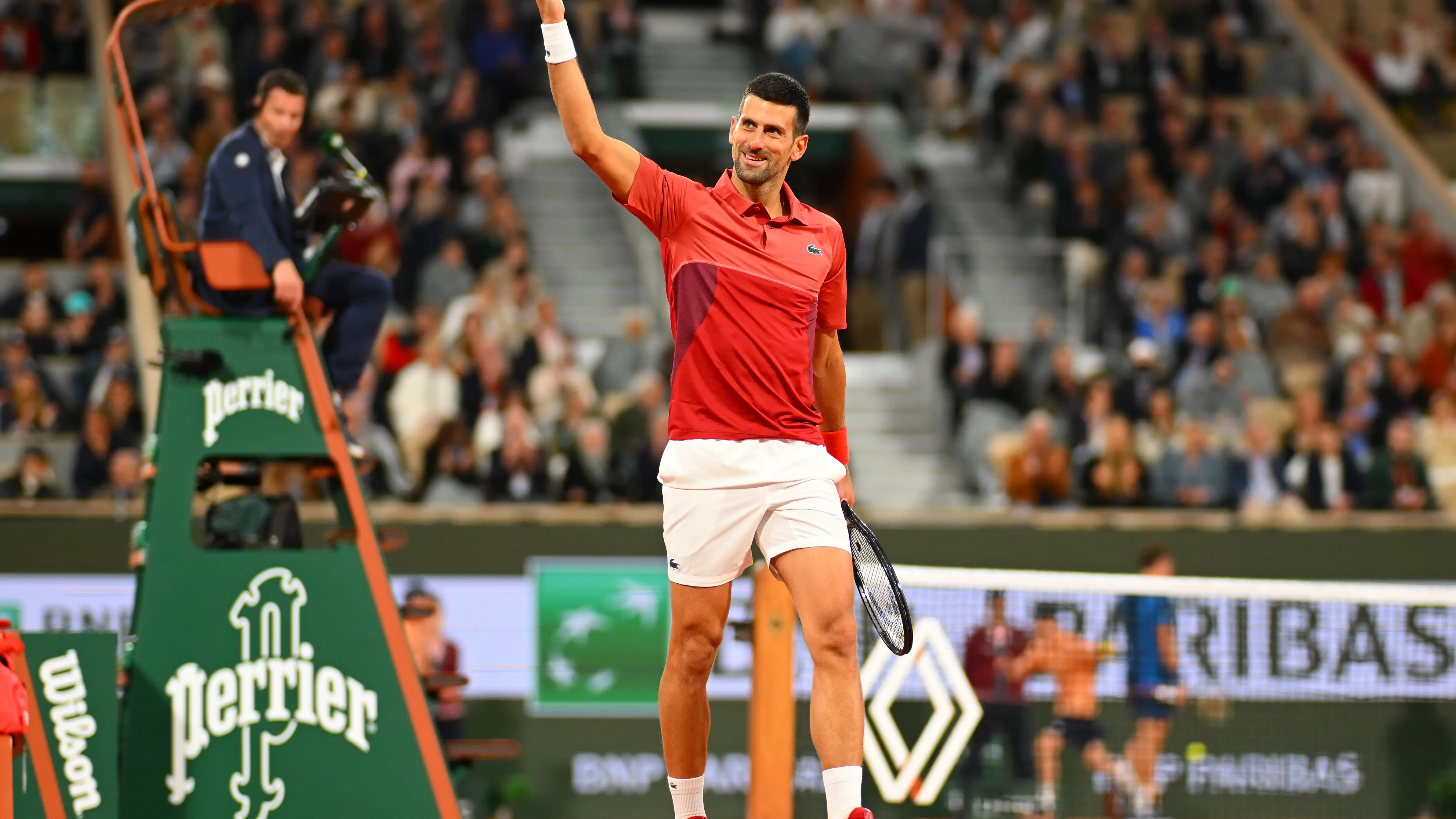 Novak Djokovic celebra un punto con la grada en su partido ante Carballés Baena Novak Djokovic celebra un punto con la grada en su partido ante Carballés Baena