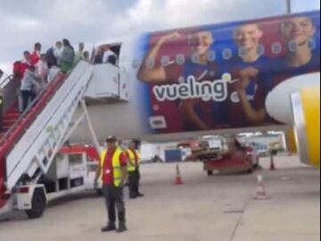 Imagen del avión con publicidad del Barça que ha transportado a aficionados madridistas a Londres