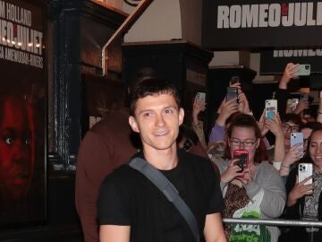 Tom Holland a la salida de su obra de teatro, Romeo y Julieta