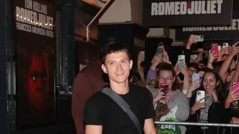 Tom Holland a la salida de su obra de teatro, Romeo y Julieta Tom Holland a la salida de su obra de teatro, Romeo y Julieta