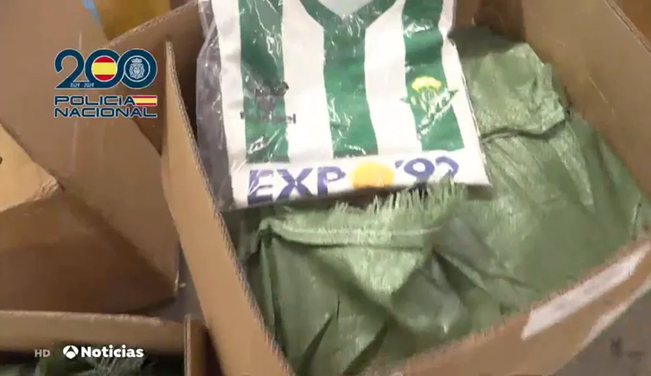 Intervenidas 11 toneladas de camisetas falsificadas que iban a venderse en la final de la Champions y la Eurocopa