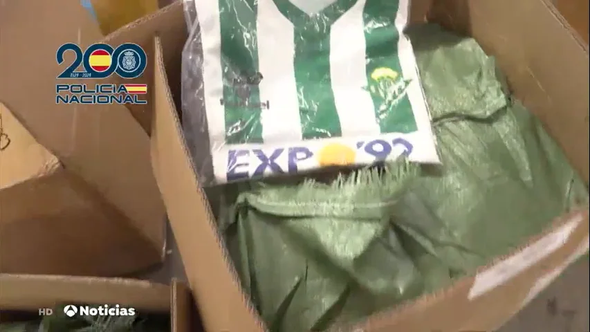 Intervenidas 11 toneladas de camisetas falsificadas que iban a venderse en la final de la Champions y la Eurocopa Intervenidas 11 toneladas de camisetas falsificadas que iban a venderse en la final de la Champions y la Eurocopa