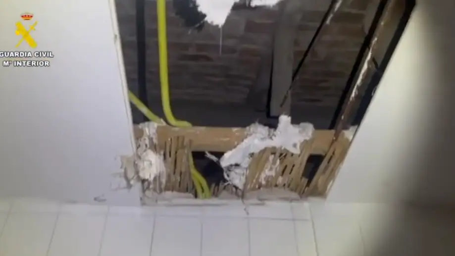 La cámara de aire de la vivienda de el 'Chumbo' por la que consiguió huir del cerco policial La cámara de aire de la vivienda de el 'Chumbo' por la que consiguió huir del cerco policial