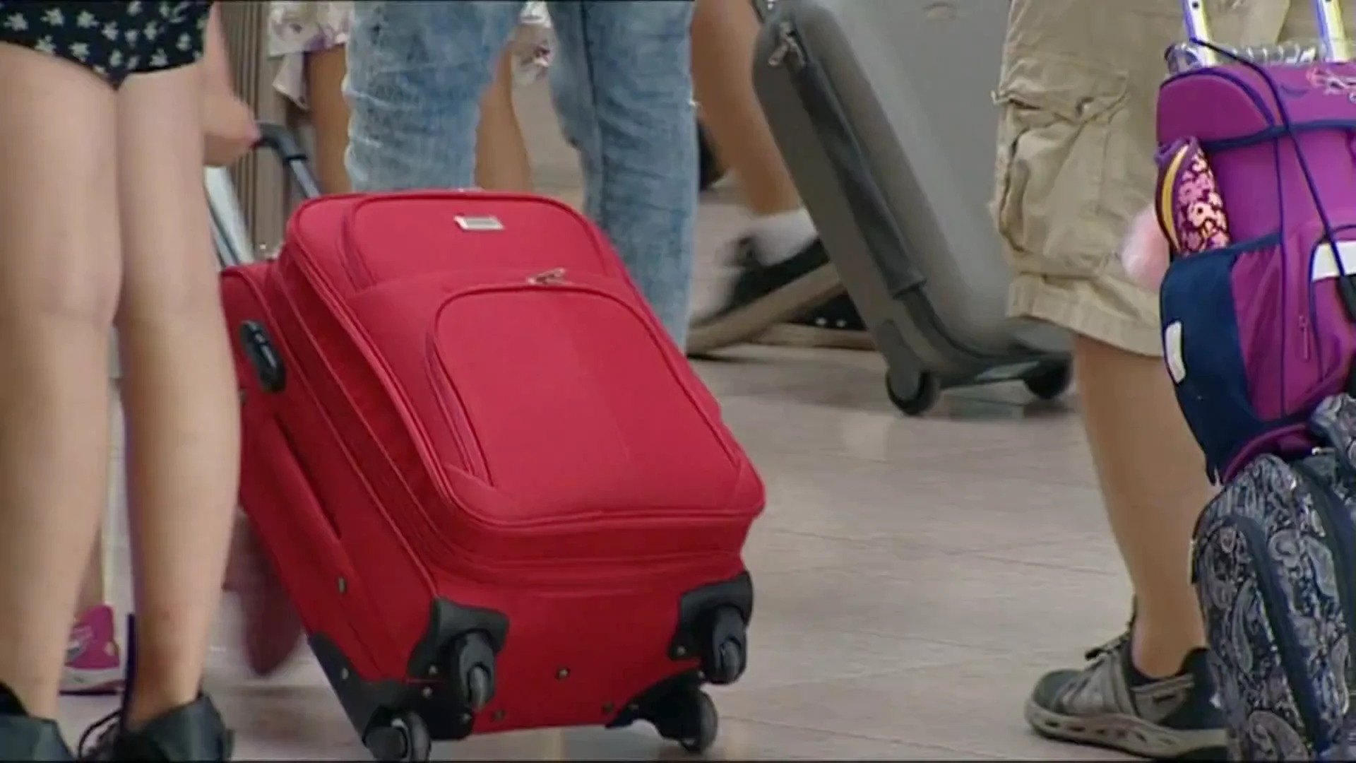 Romper las ruedas de su maleta, la alternativa de un joven para evitar pagar extra: "Me pedían 70 euros" Romper las ruedas de su maleta, la alternativa de un joven para evitar pagar extra: "Me pedían 70 euros"