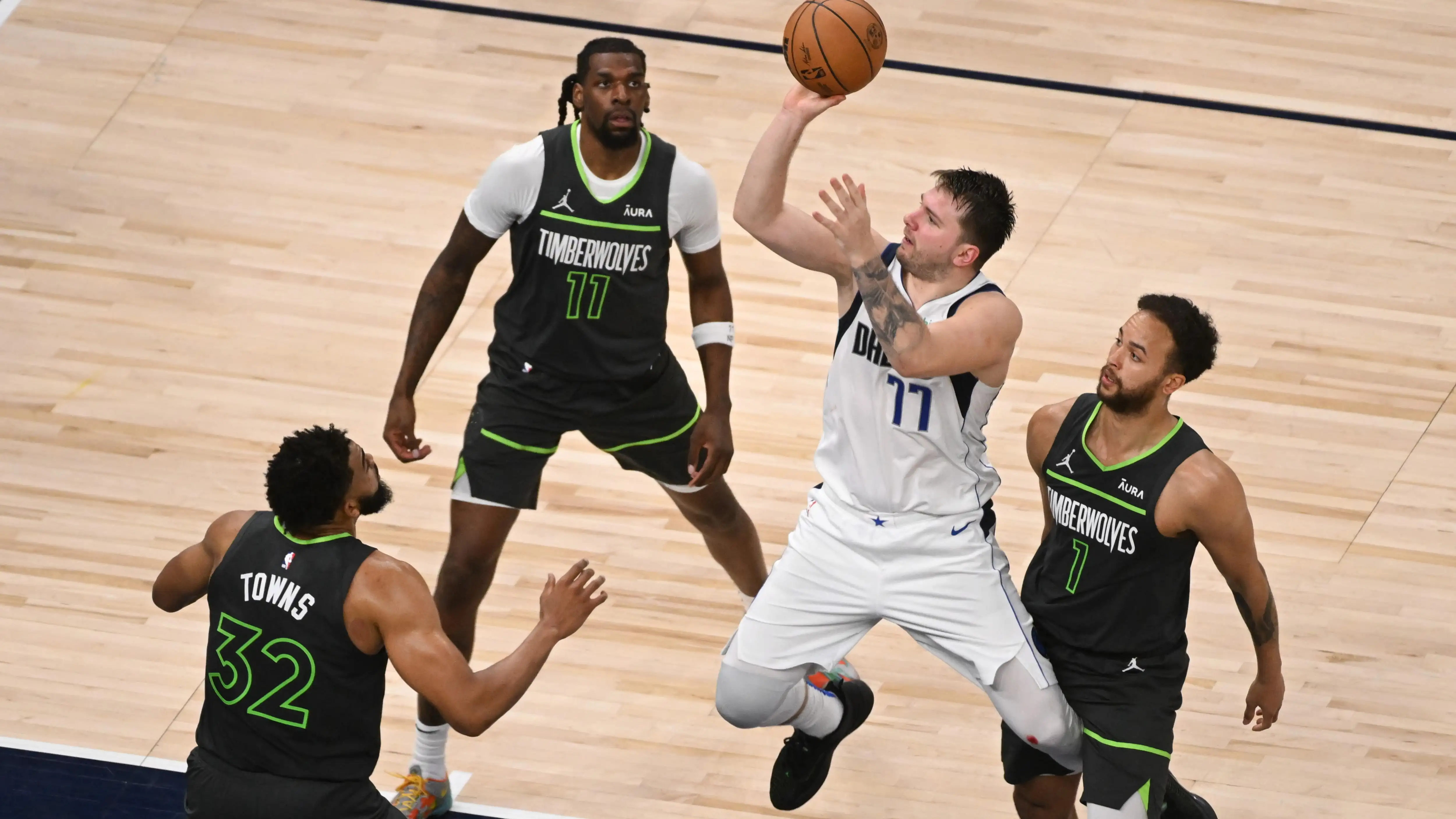 Luka Doncic anota una canasta en el quinto partido ante los Wolves Luka Doncic anota una canasta en el quinto partido ante los Wolves