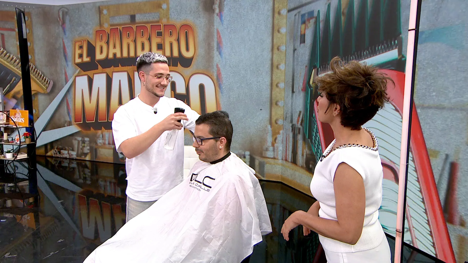 Francis es barbero a pesar de haber perdido su mano izquierda en un accidente: "Me he tenido que hacer diestro" Francis es barbero a pesar de haber perdido su mano izquierda en un accidente: "Me he tenido que hacer diestro"