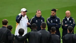 Carlo Ancelotti dando una charla a sus jugadores un día antes de la final de Champions League