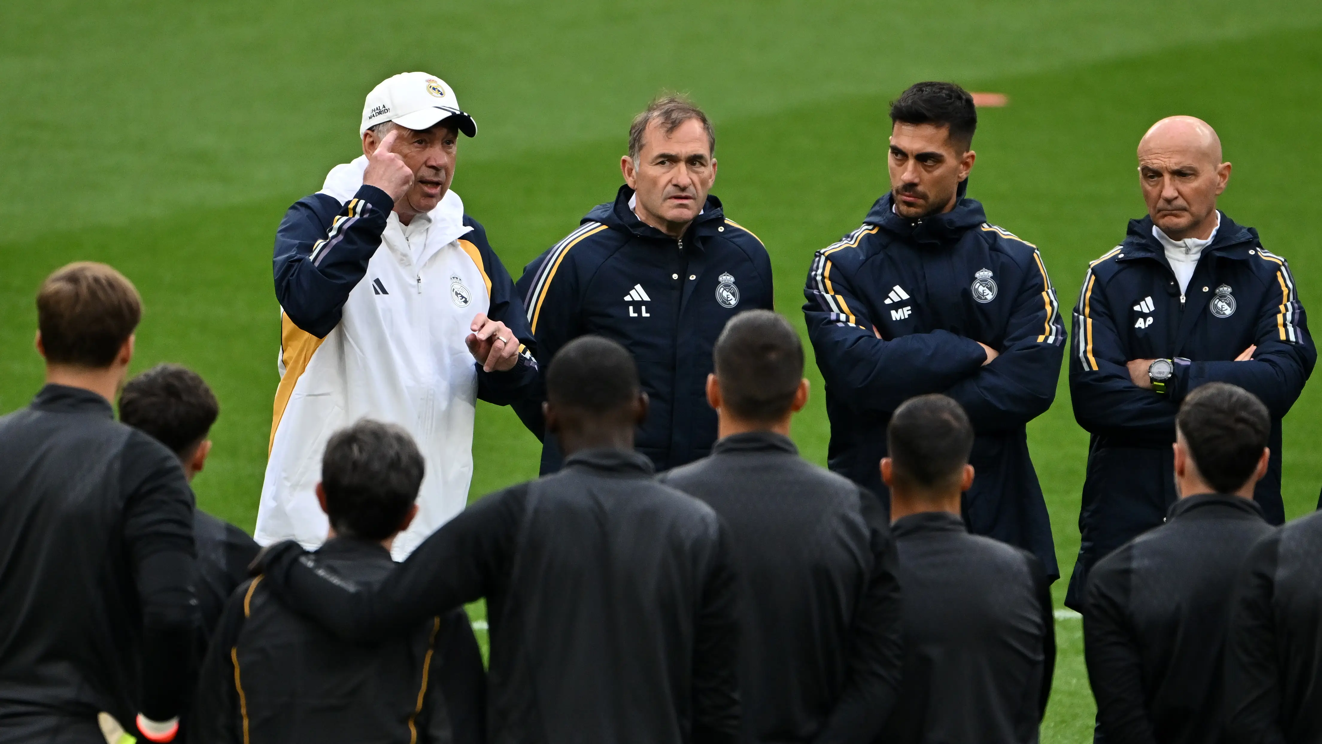 Carlo Ancelotti dando una charla a sus jugadores un día antes de la final de Champions League Carlo Ancelotti dando una charla a sus jugadores un día antes de la final de Champions League