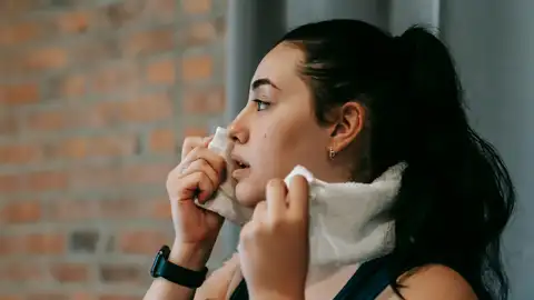 Una chica se limpia el sudor Una chica se limpia el sudor