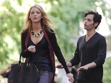 Blake Lively y Penn Badgley rondando Gossip Girl en Central Park en 2012 Blake Lively y Penn Badgley rondando Gossip Girl en Central Park en 2012