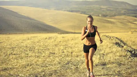 Una mujer practica atletismo al aire libre Una mujer practica atletismo al aire libre