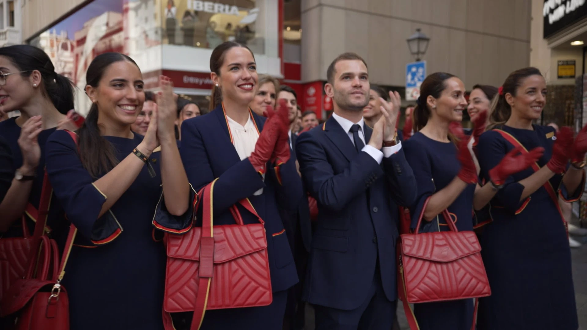 Un centenar de tripulantes de Iberia celebran en la Gran Vía de Madrid el Día Internacional de los TCPs Un centenar de tripulantes de Iberia celebran en la Gran Vía de Madrid el Día Internacional de los TCPs