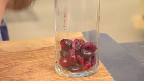 Vierte el zumo de limón y tritúralas bien Vierte el zumo de limón y tritúralas bien