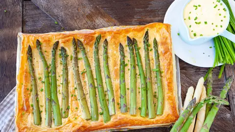 Tosta de hojaldre con espárragos trigueros Tosta de hojaldre con espárragos trigueros