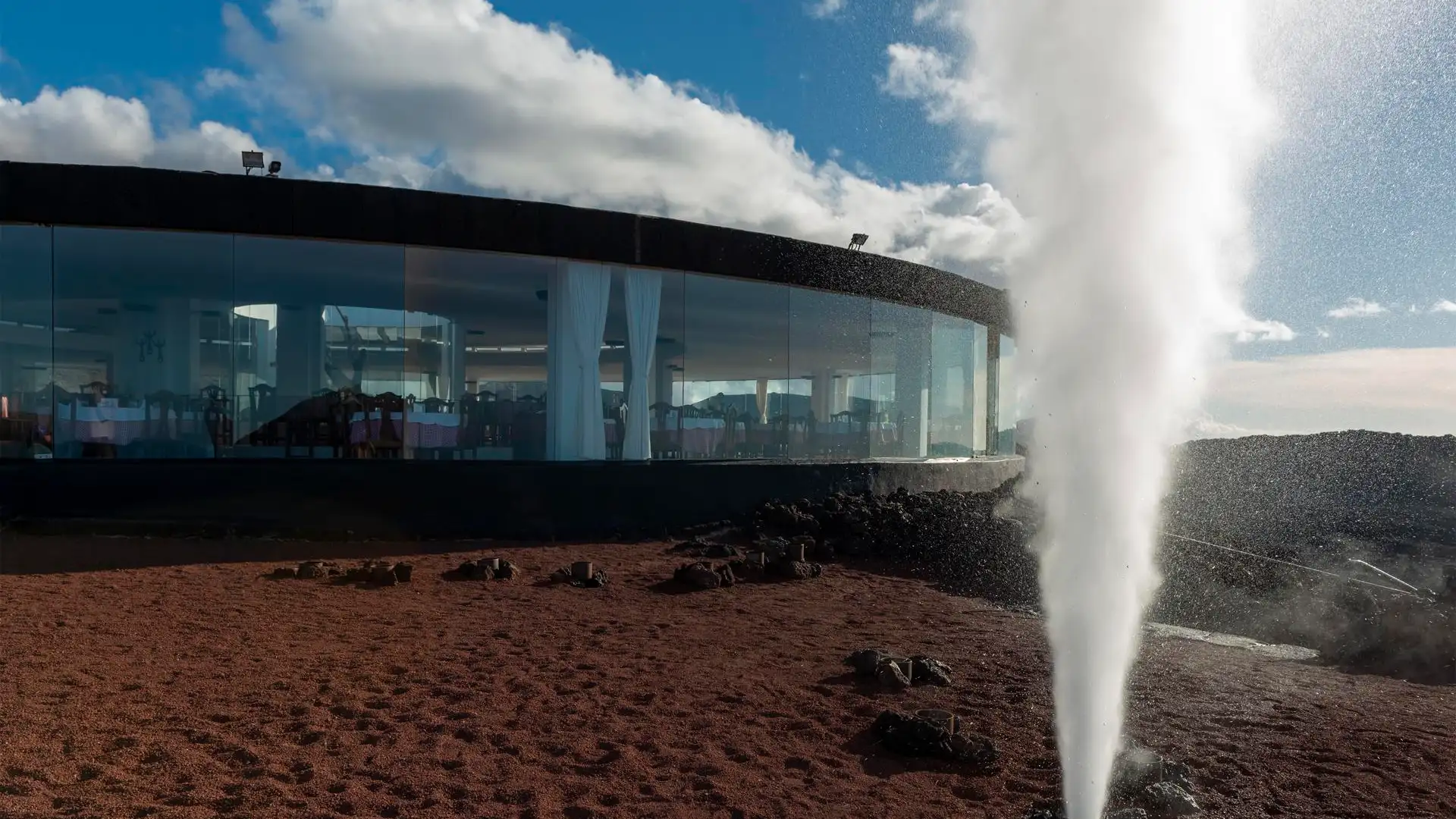 Imagen de archivo de los g&eacute;iseres que se producen en el Parque Nacional de Timanfaya (Lanzarote)