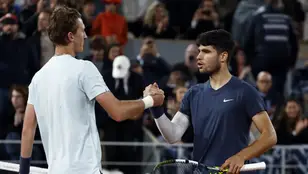 Carlos Alcaraz saluda a Sebastian Korda tras meterse en octavos de Roland Garros