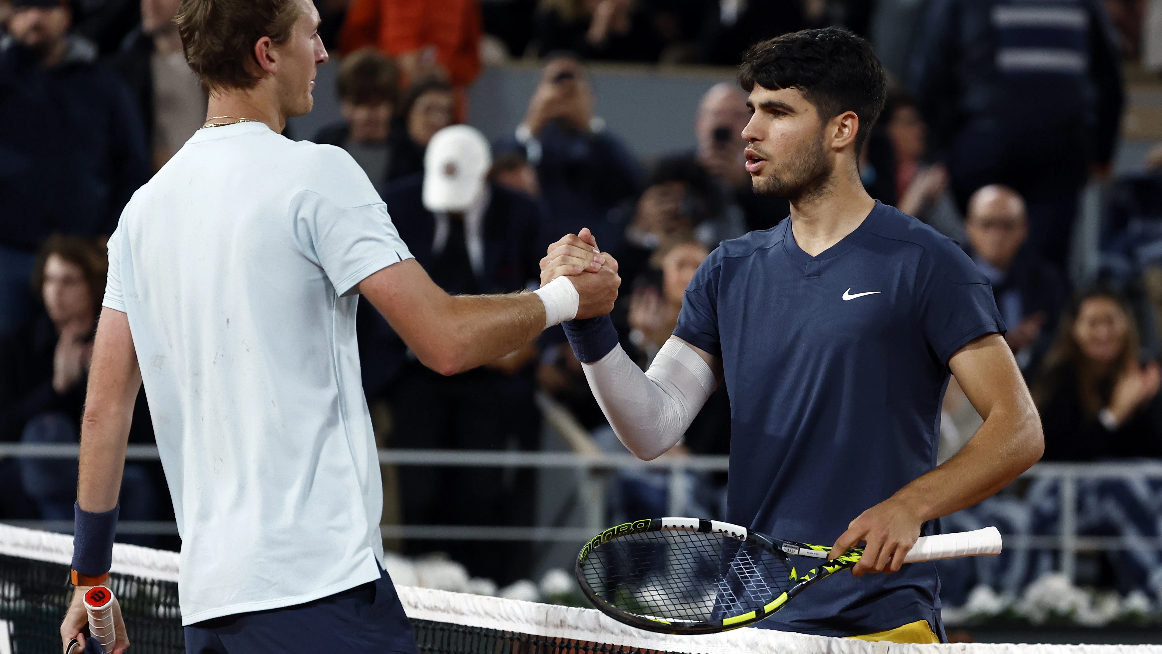 Carlos Alcaraz saluda a Sebastian Korda tras meterse en octavos de Roland Garros Carlos Alcaraz saluda a Sebastian Korda tras meterse en octavos de Roland Garros