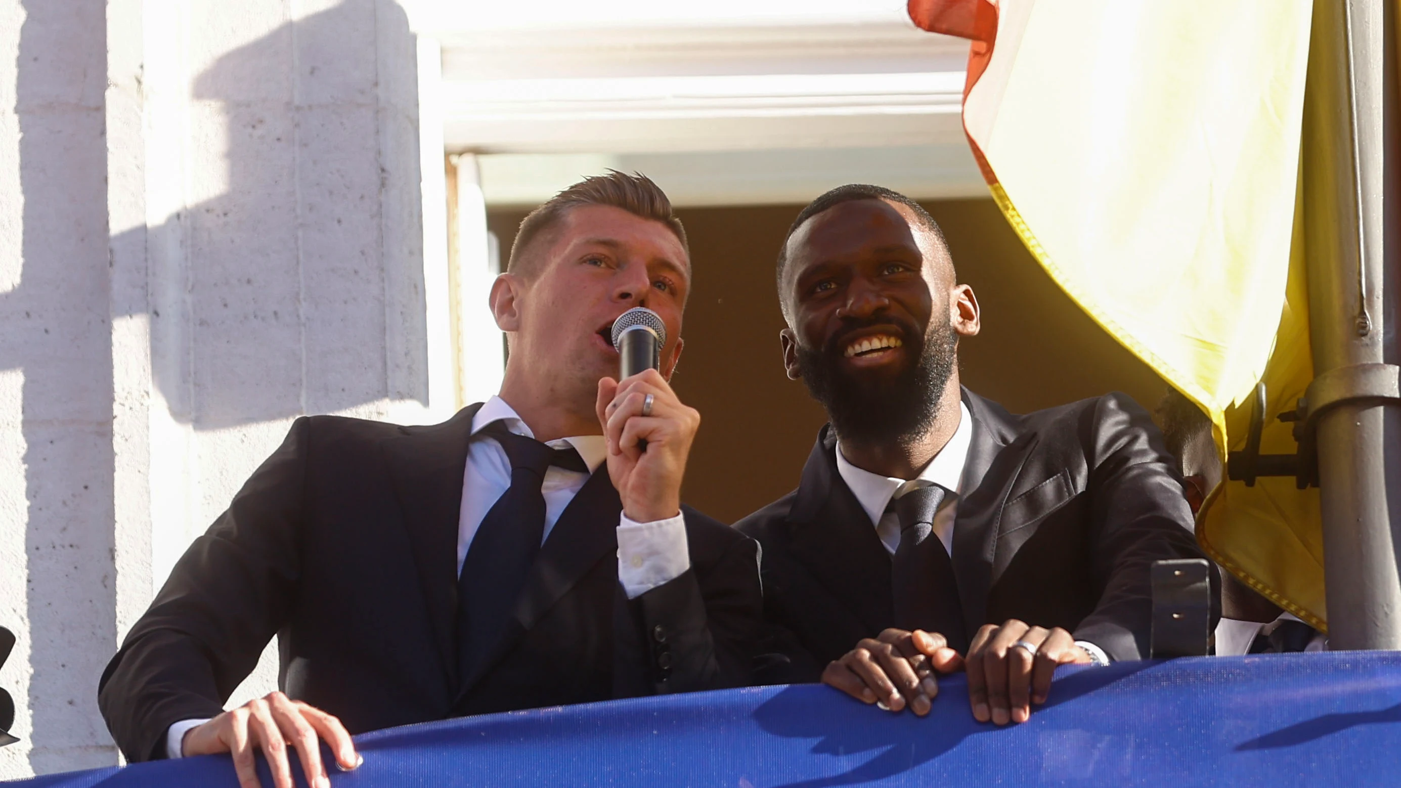 Toni Kroos y Antonio Rüdiger, en el balcón de la Puerta del Sol Toni Kroos y Antonio Rüdiger, en el balcón de la Puerta del Sol