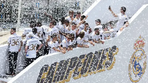 Los jugadores del Real Madrid celebran un título en Cibeles Los jugadores del Real Madrid celebran un título en Cibeles