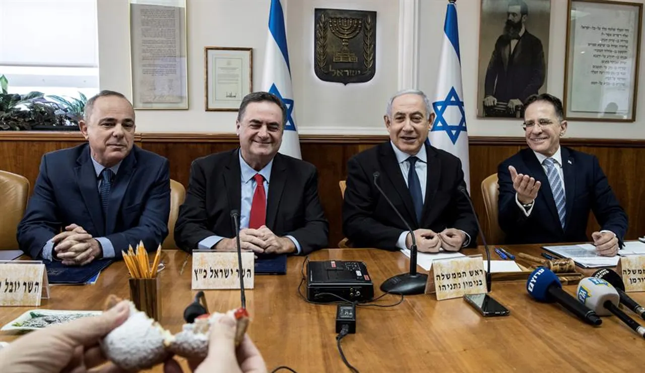 El primer ministro de Israel, Benjamin Netanyahu, el ministro de Energía, Yuval Steinitz, el ministro de Exteriores, Israel Katz y el secretario de gabinete, Tzachi Braverman
