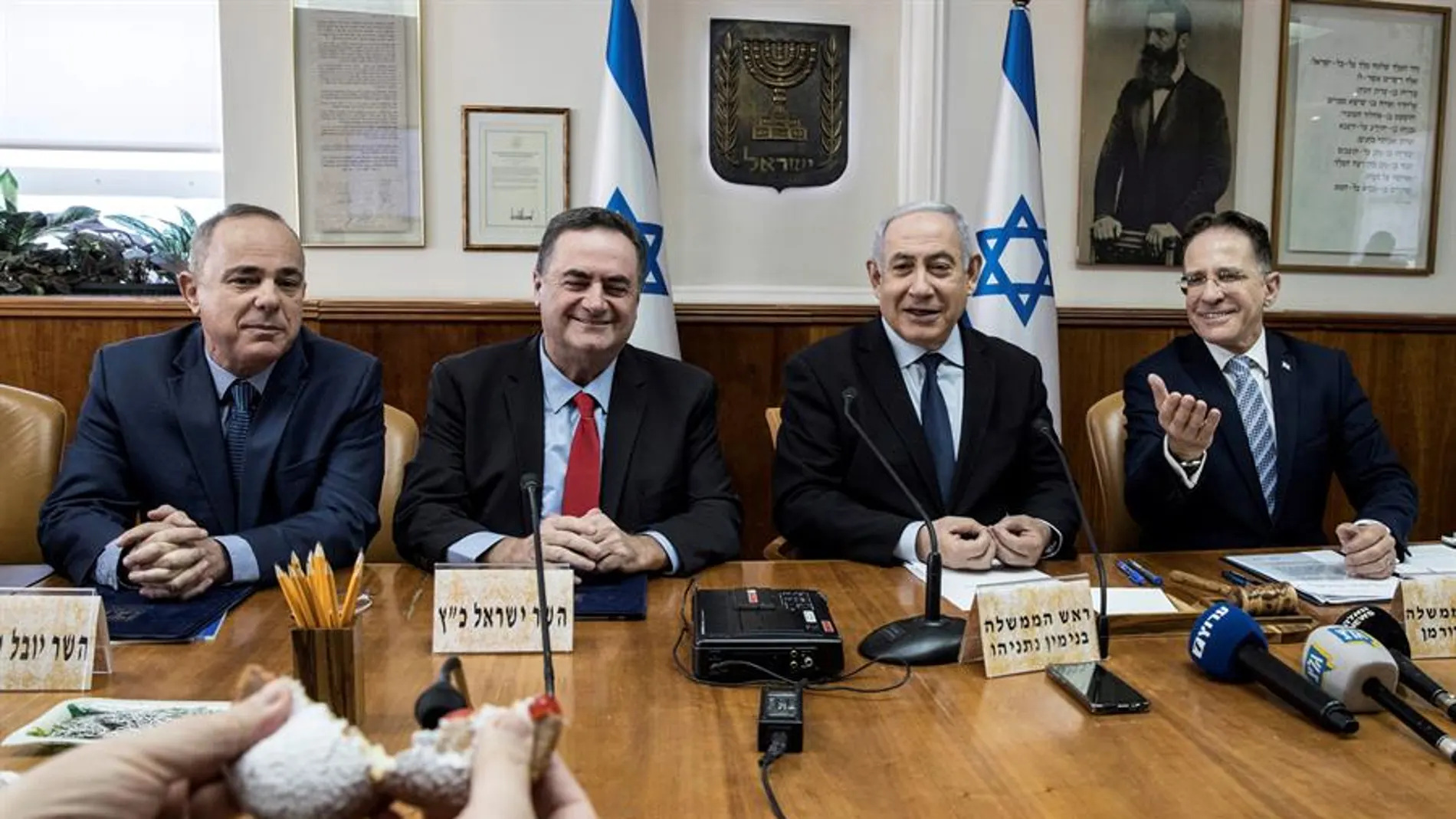 El primer ministro de Israel, Benjamin Netanyahu, el ministro de Energía, Yuval Steinitz, el ministro de Exteriores, Israel Katz y el secretario de gabinete, Tzachi Braverman