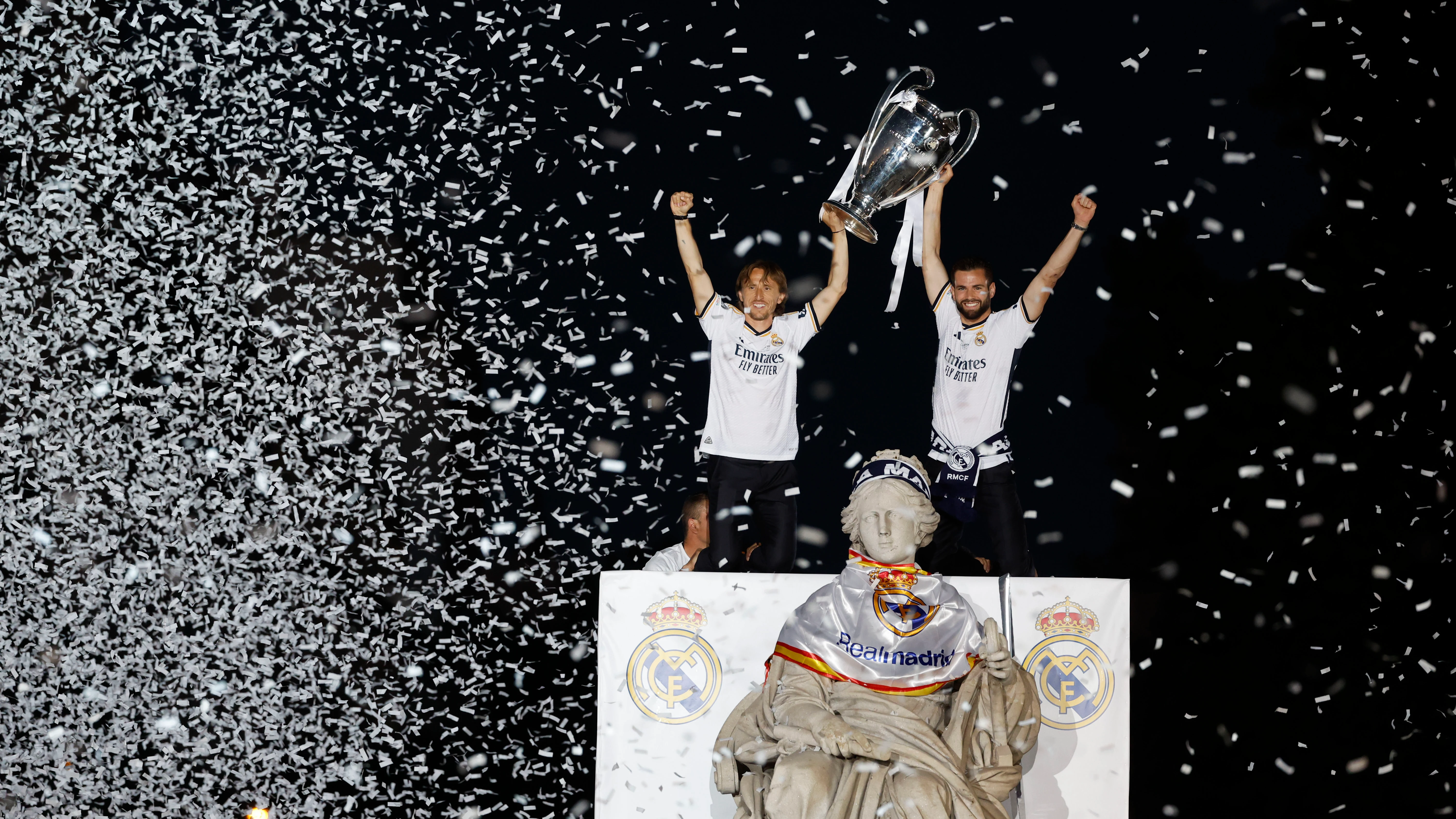 Luka Modric y Nacho Fernández, alzan la decimoquinta en Cibeles Luka Modric y Nacho Fernández, alzan la decimoquinta en Cibeles