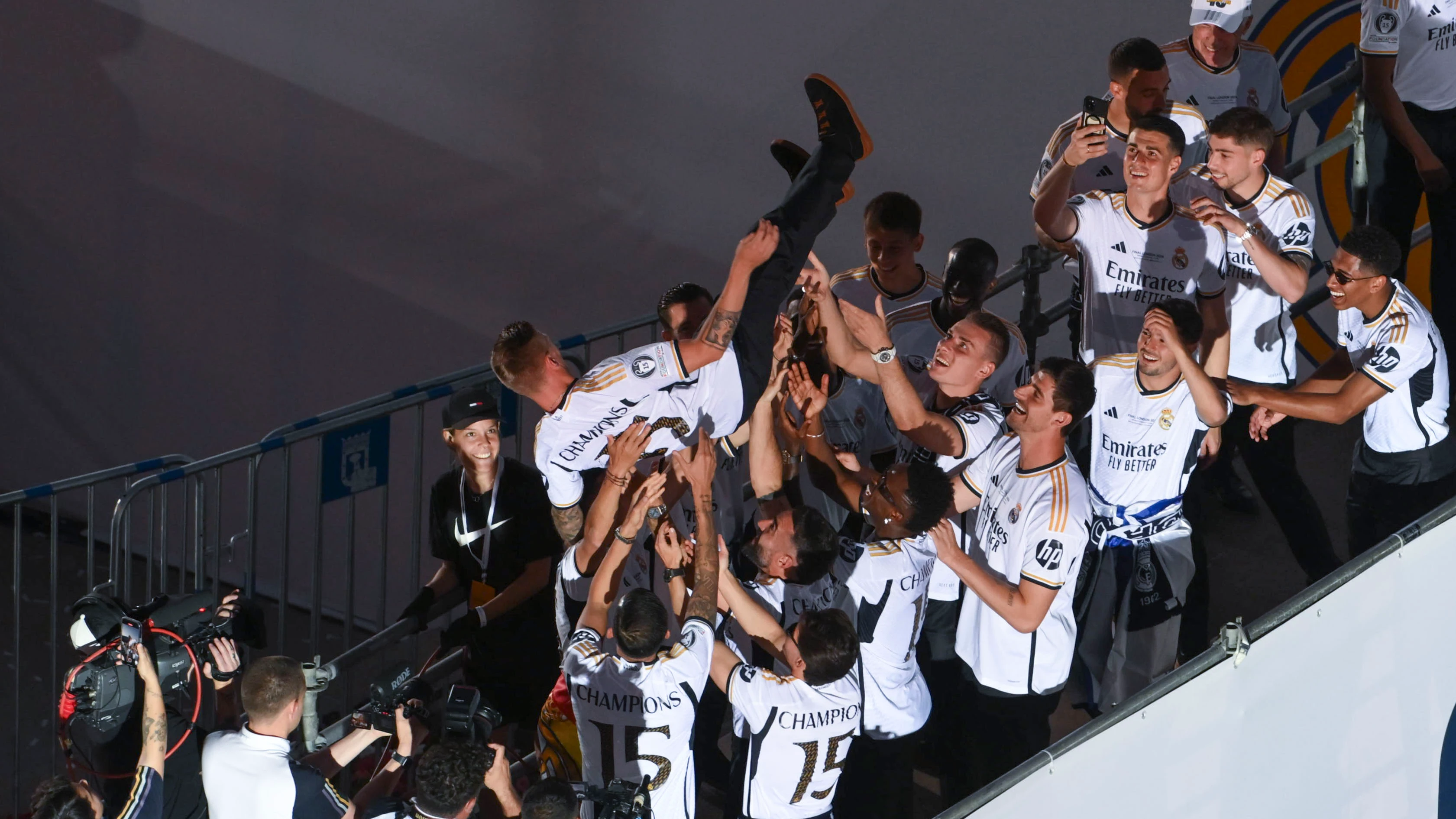 Toni Kroos es manteado en Cibeles por sus compañeros Toni Kroos es manteado en Cibeles por sus compañeros
