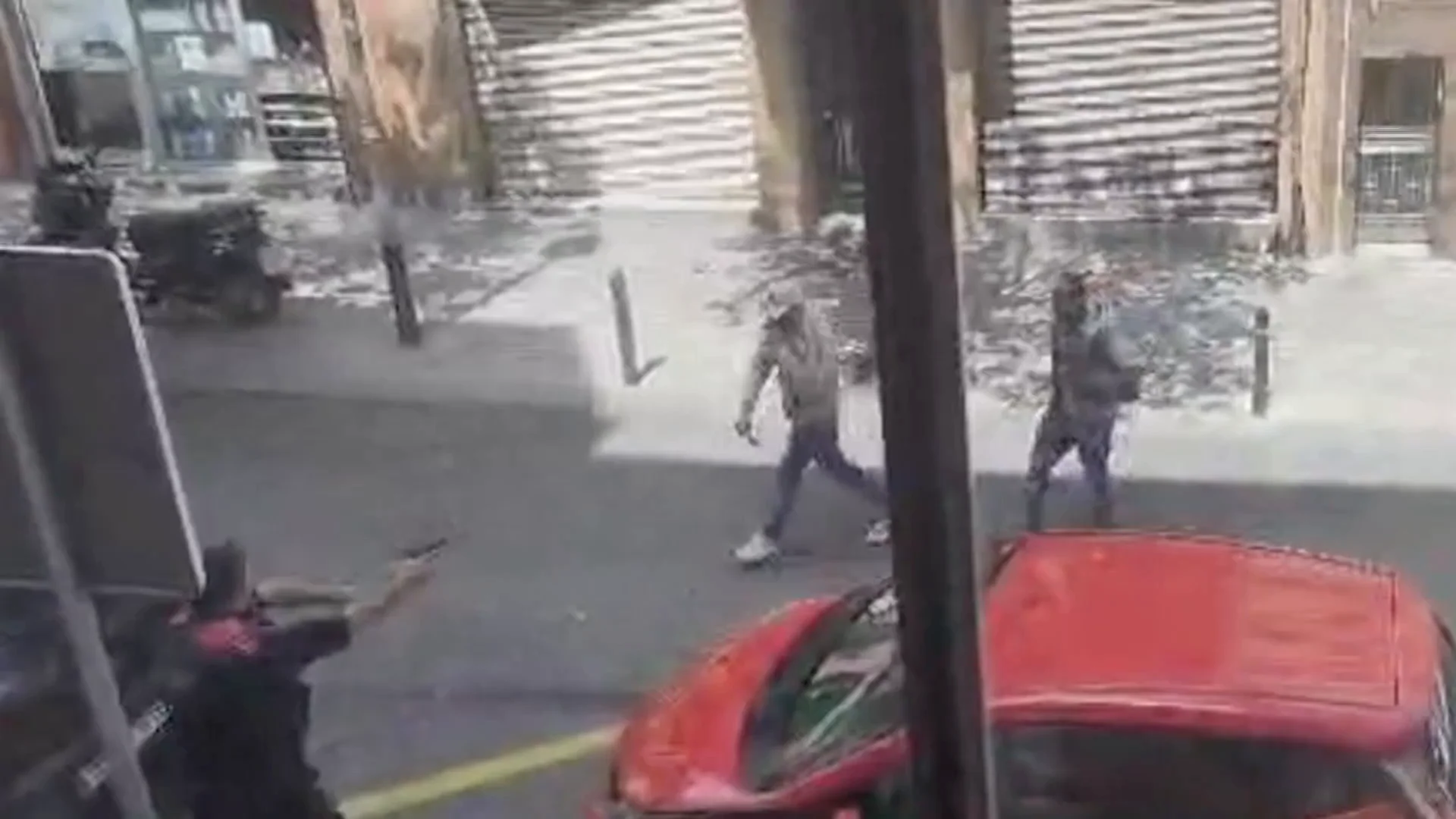El hombre con el cuchillo frente a los agentes