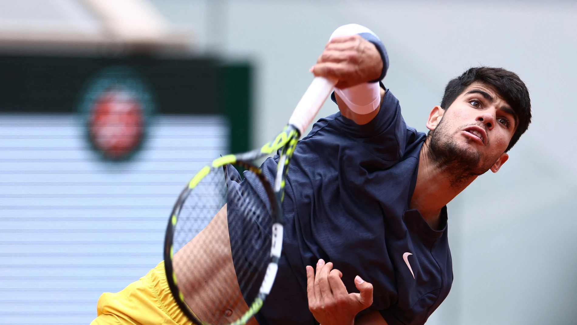 Carlos Alcaraz ejecuta un saque en Roland Garros Carlos Alcaraz ejecuta un saque en Roland Garros