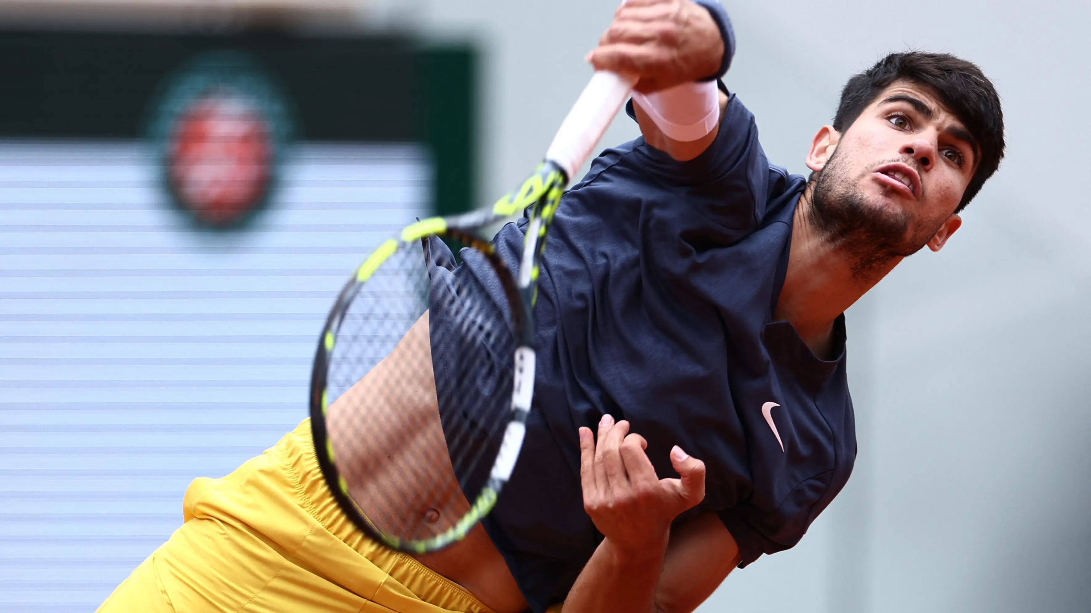 Carlos Alcaraz ejecuta un saque en Roland Garros Carlos Alcaraz ejecuta un saque en Roland Garros