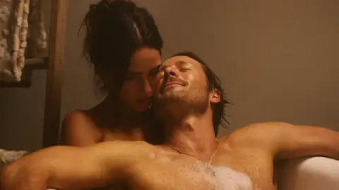 Glen Powell y Adria Arjona en Hit Man Glen Powell y Adria Arjona en Hit Man