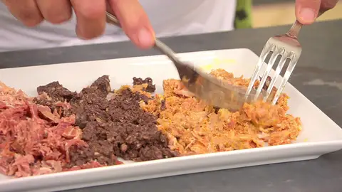 Desmenuza las carnes (frías) y agrégalas al bol Desmenuza las carnes (frías) y agrégalas al bol