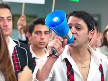 &ldquo;&iexcl;No queremos estudiar si se va el se&ntilde;or Burak!": los alumnos del Ataman se manifiestan para que su director sea readmitido
