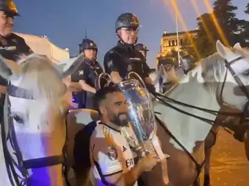 Dani Carvajal posa junto a su padre en Cibeles Dani Carvajal posa junto a su padre en Cibeles
