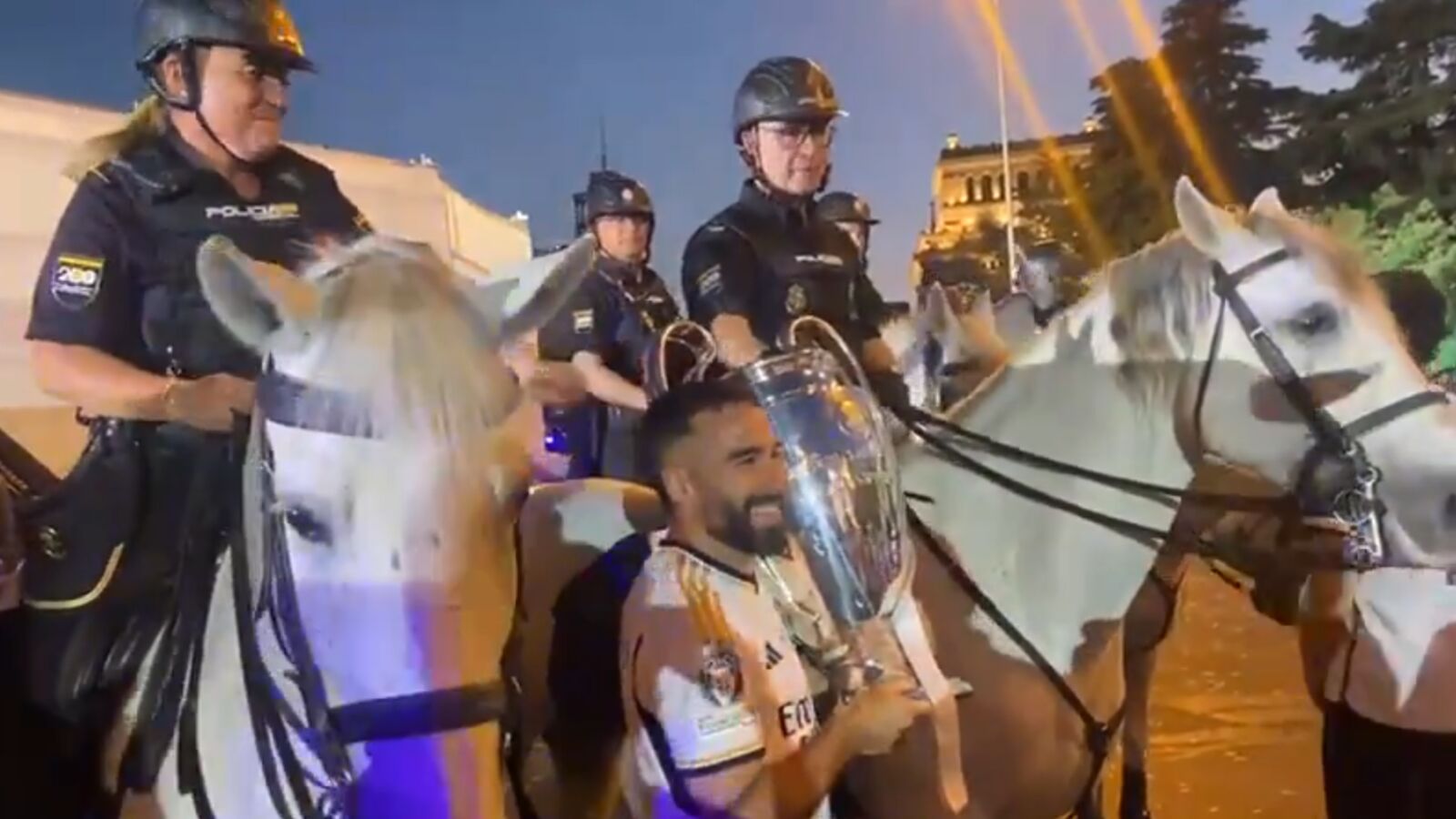 El padre de Carvajal escolta a caballo el autobús del Real Madrid y Dani le entrega la Champions en Cibeles
