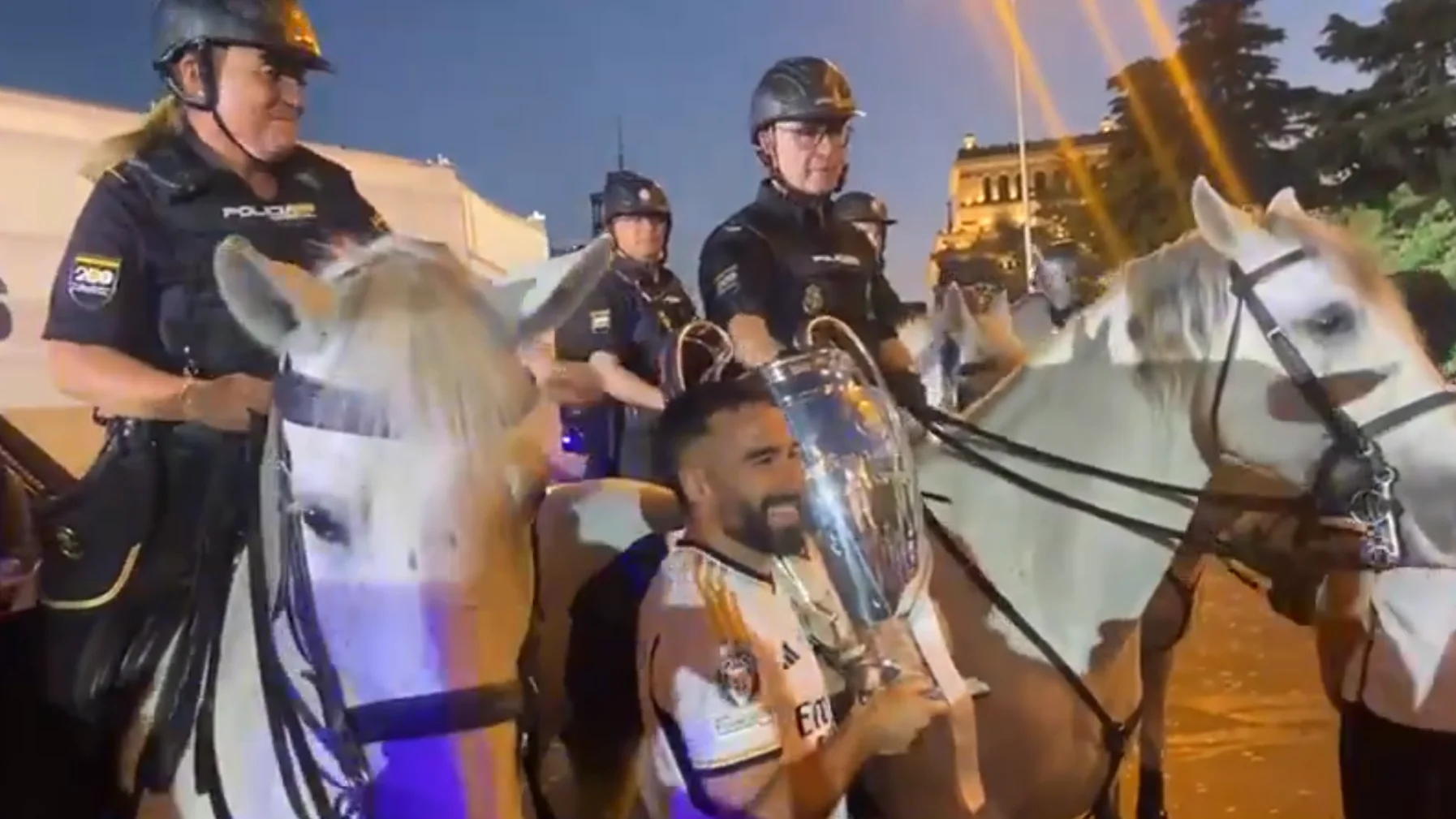 Dani Carvajal posa junto a su padre en Cibeles Dani Carvajal posa junto a su padre en Cibeles