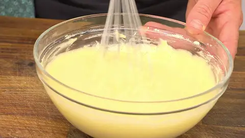 Añade el huevo y bátelo un poco Añade el huevo y bátelo un poco