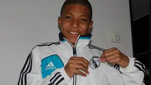 Kylian Mbappé posa de niño con una camiseta del Real Madrid