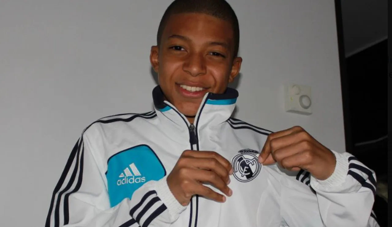 Kylian Mbappé posa de niño con una camiseta del Real Madrid