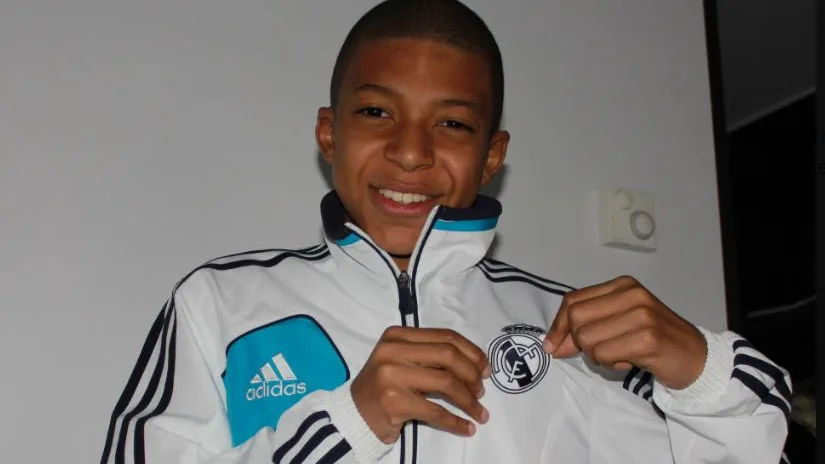 Kylian Mbappé posa de niño con una camiseta del Real Madrid Kylian Mbappé posa de niño con una camiseta del Real Madrid